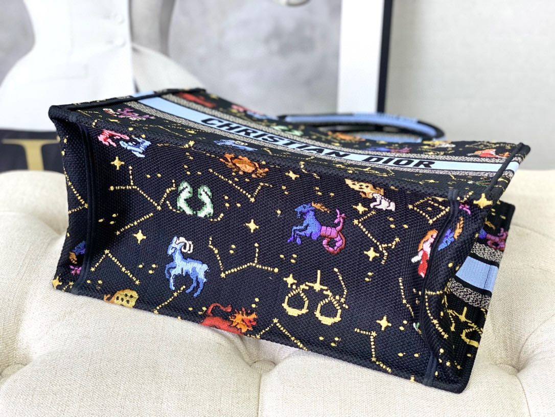 我心目中最近两年最美的包绝对是Dior的BookTote**