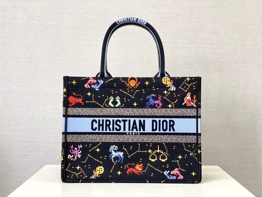 我心目中最近两年最美的包绝对是Dior的BookTote**