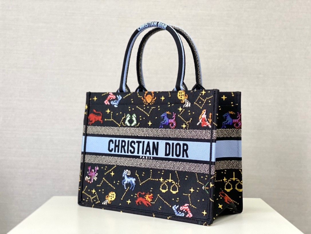 我心目中最近两年最美的包绝对是Dior的BookTote**