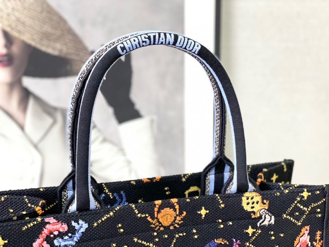 我心目中最近两年最美的包绝对是Dior的BookTote**