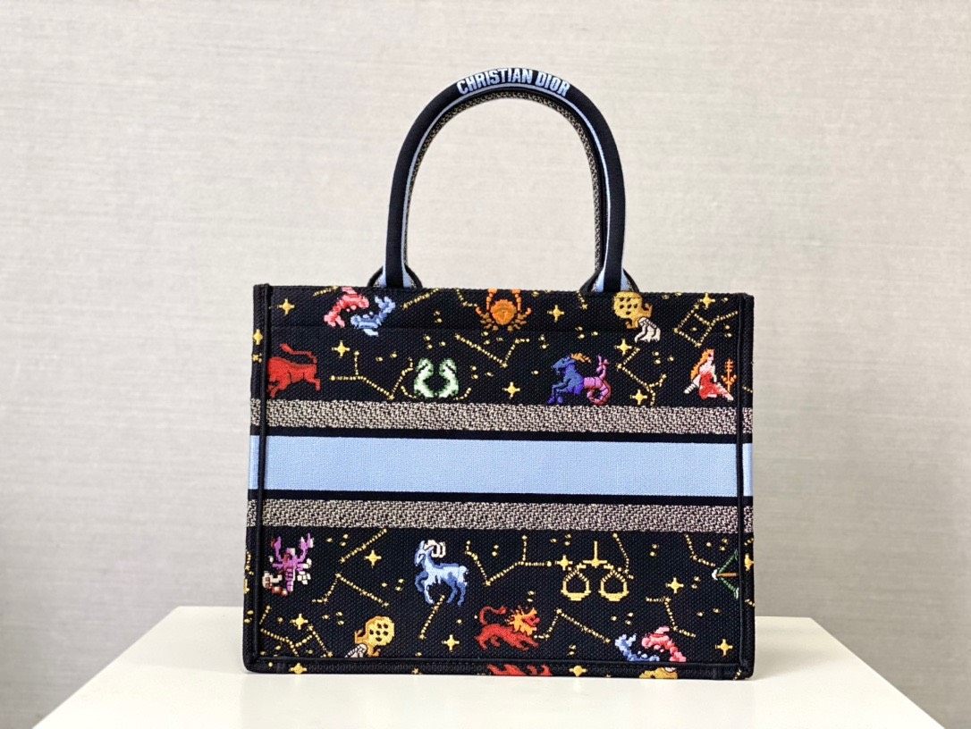 我心目中最近两年最美的包绝对是Dior的BookTote**