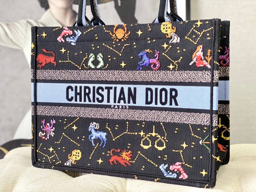 我心目中最近两年最美的包绝对是Dior的BookTote**