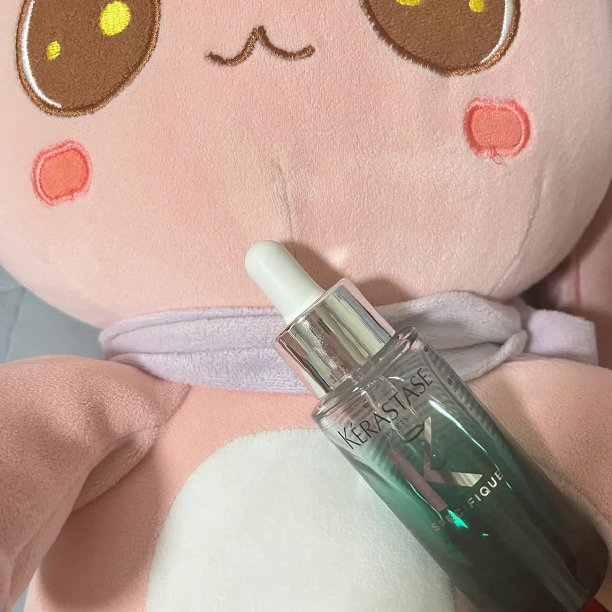 卡诗小绿瓶精华是新品，涂抹头皮可以让头发变得更蓬松一些，味道