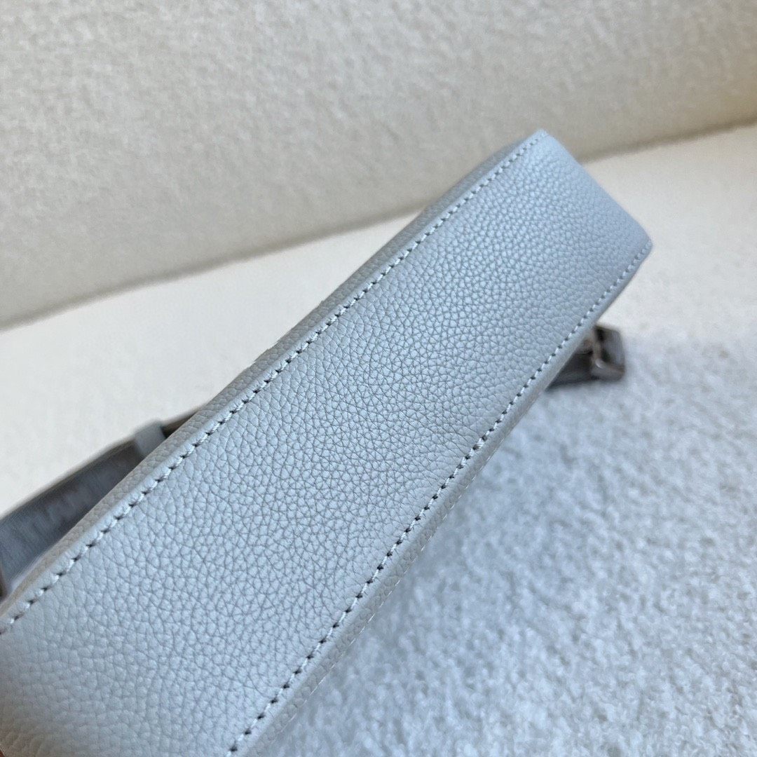 迪奥男包超酷 der！ 实用小巧，便于日常携带。采用灰粒面牛