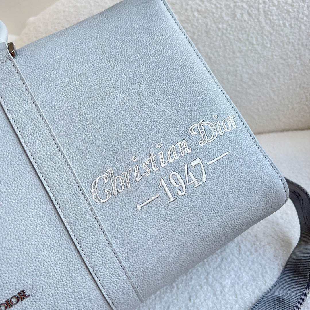 迪奥灰粒面牛皮革，正面饰以刺绣“Christian Dior