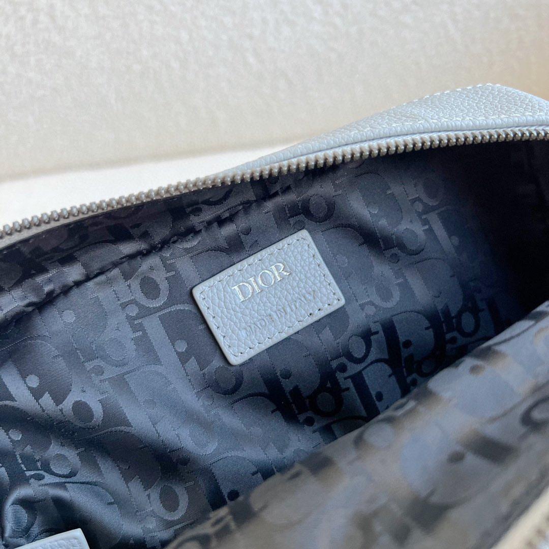 迪奥男包超酷 der！ 实用小巧，便于日常携带。采用灰粒面牛