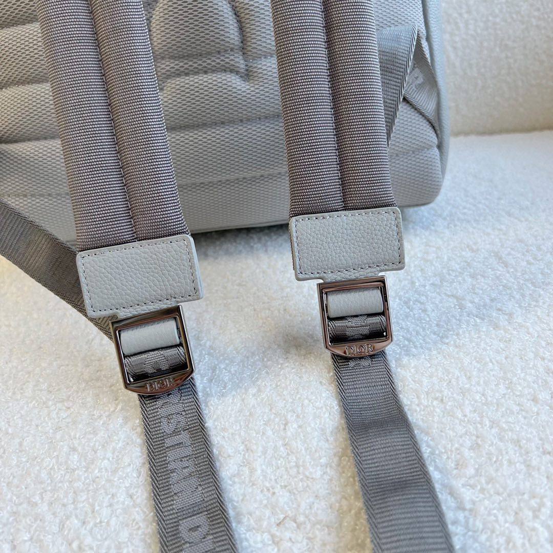 刺绣“Christian Dior 1947”标志 轮廓简约