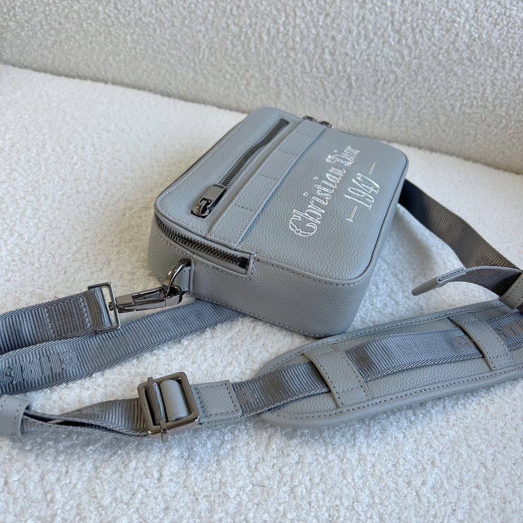 迪奥男包超酷 der！ 实用小巧，便于日常携带。采用灰粒面牛