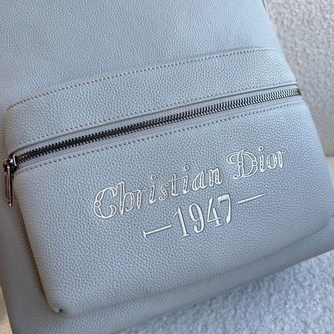 刺绣“Christian Dior 1947”标志 轮廓简约