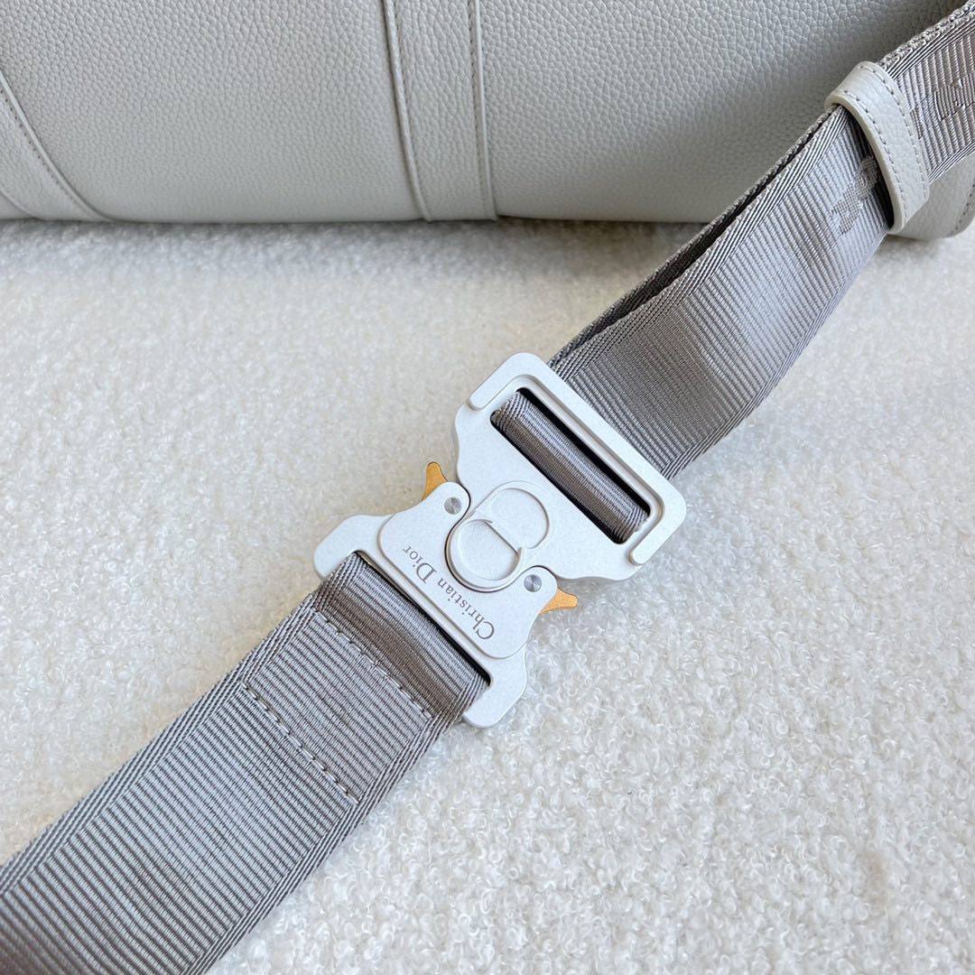 迪奥灰粒面牛皮革，正面饰以刺绣“Christian Dior