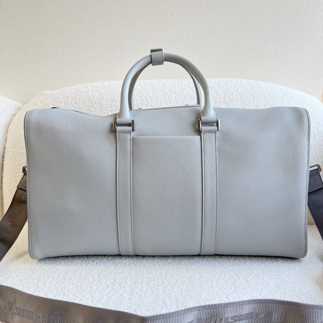 迪奥灰粒面牛皮革，正面饰以刺绣“Christian Dior