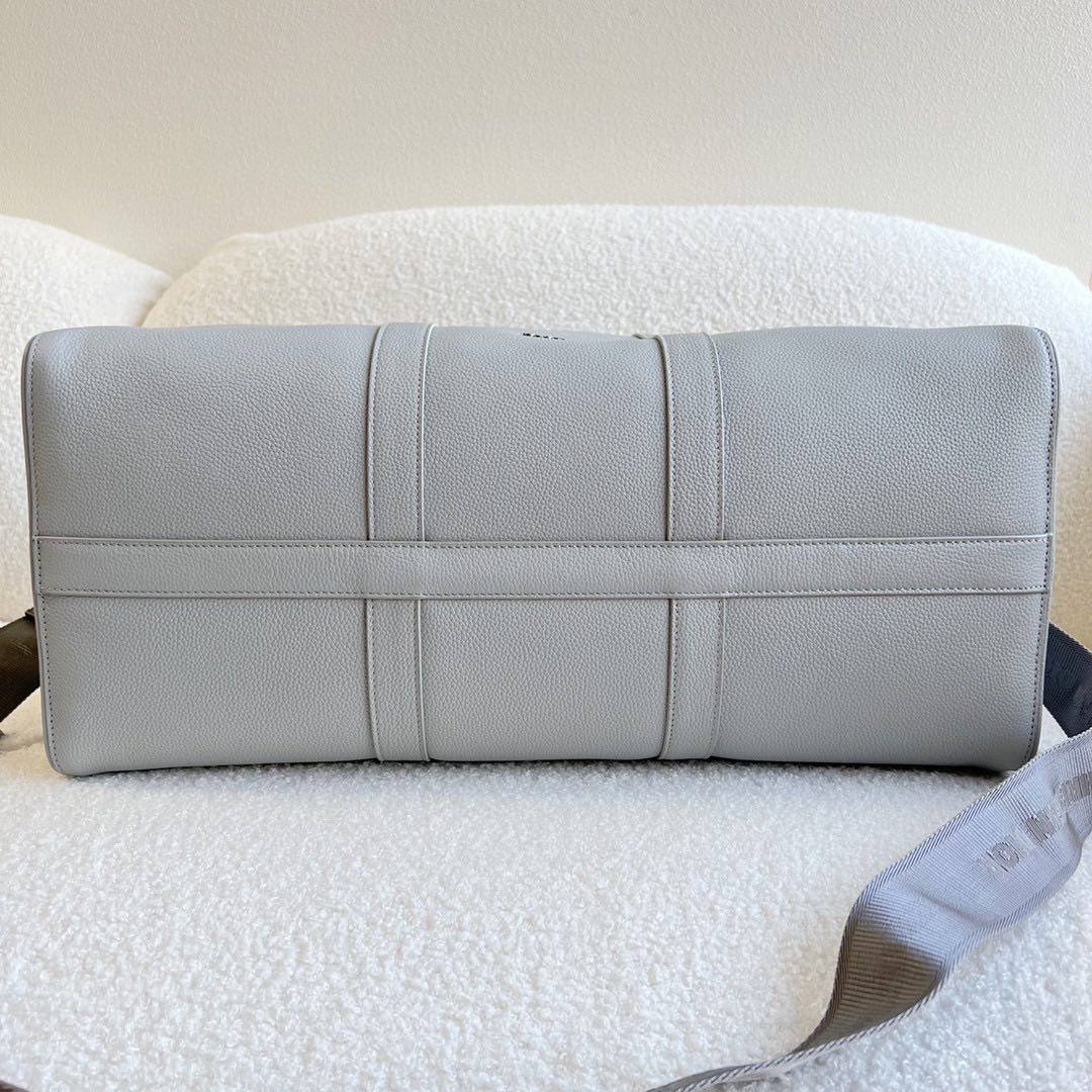 迪奥灰粒面牛皮革，正面饰以刺绣“Christian Dior