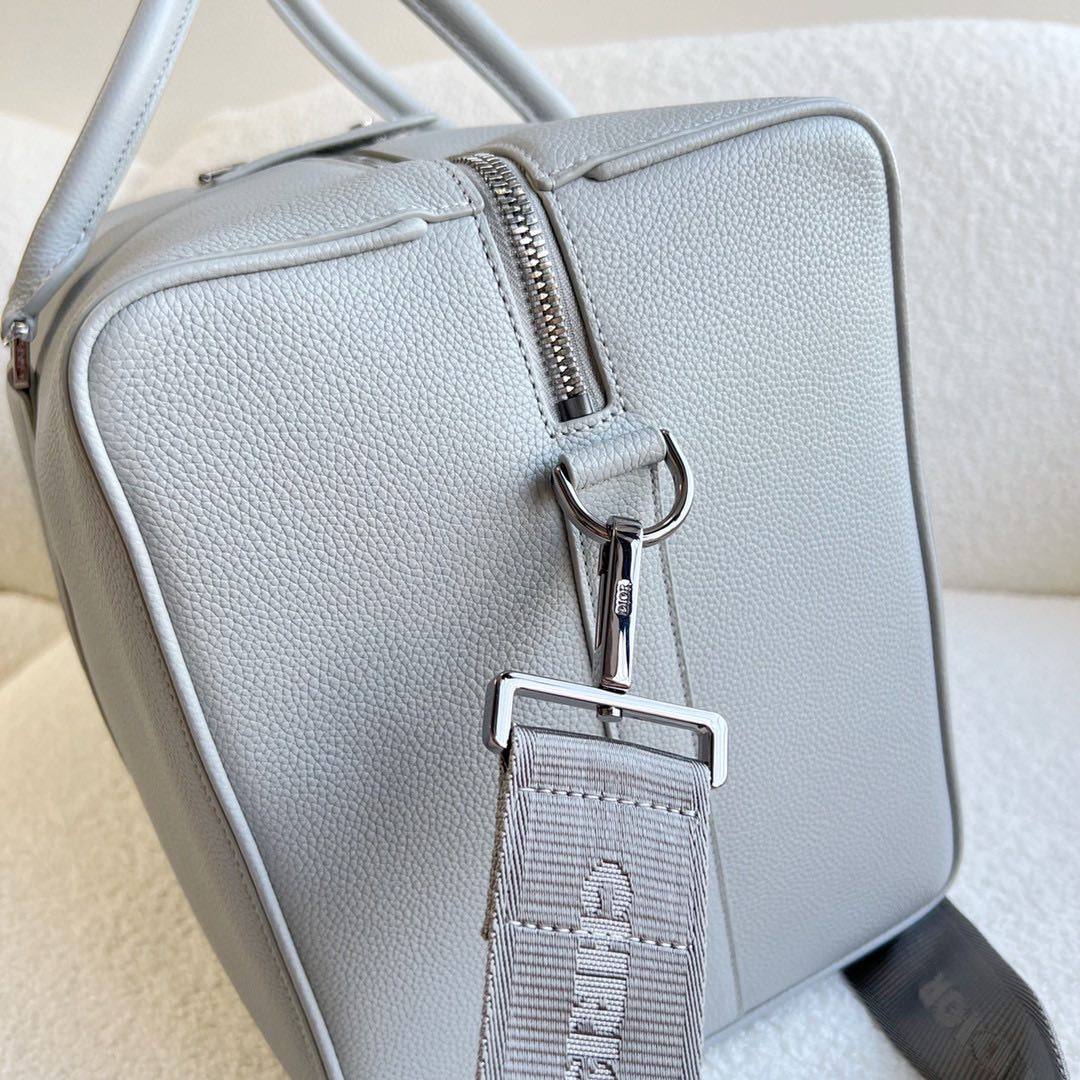 迪奥灰粒面牛皮革，正面饰以刺绣“Christian Dior