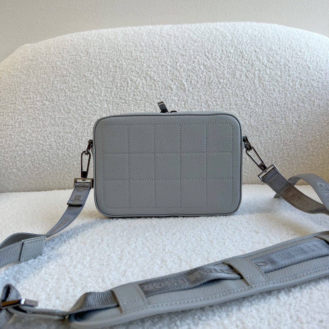 迪奥男包超酷 der！ 实用小巧，便于日常携带。采用灰粒面牛