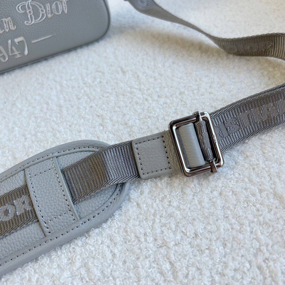 迪奥男包超酷 der！ 实用小巧，便于日常携带。采用灰粒面牛