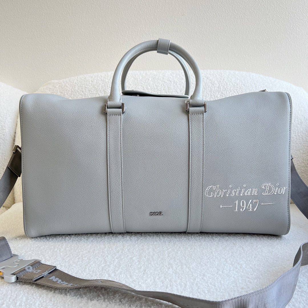 迪奥灰粒面牛皮革，正面饰以刺绣“Christian Dior