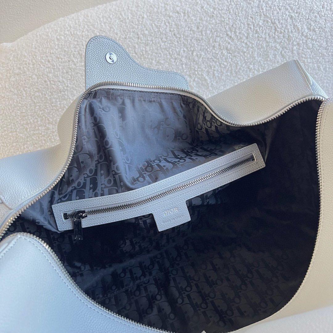 迪奥灰粒面牛皮革，正面饰以刺绣“Christian Dior