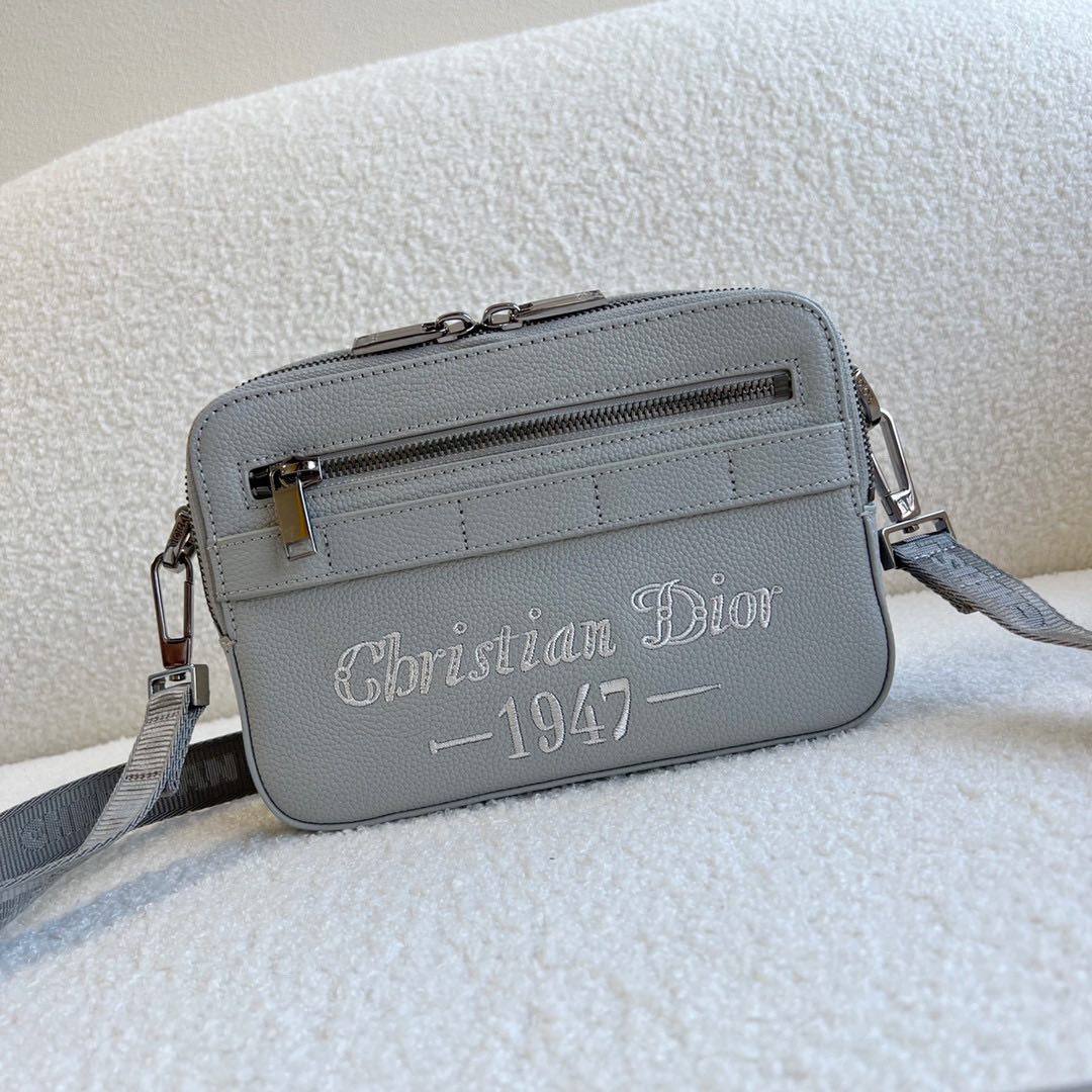 迪奥男包超酷 der！ 实用小巧，便于日常携带。采用灰粒面牛