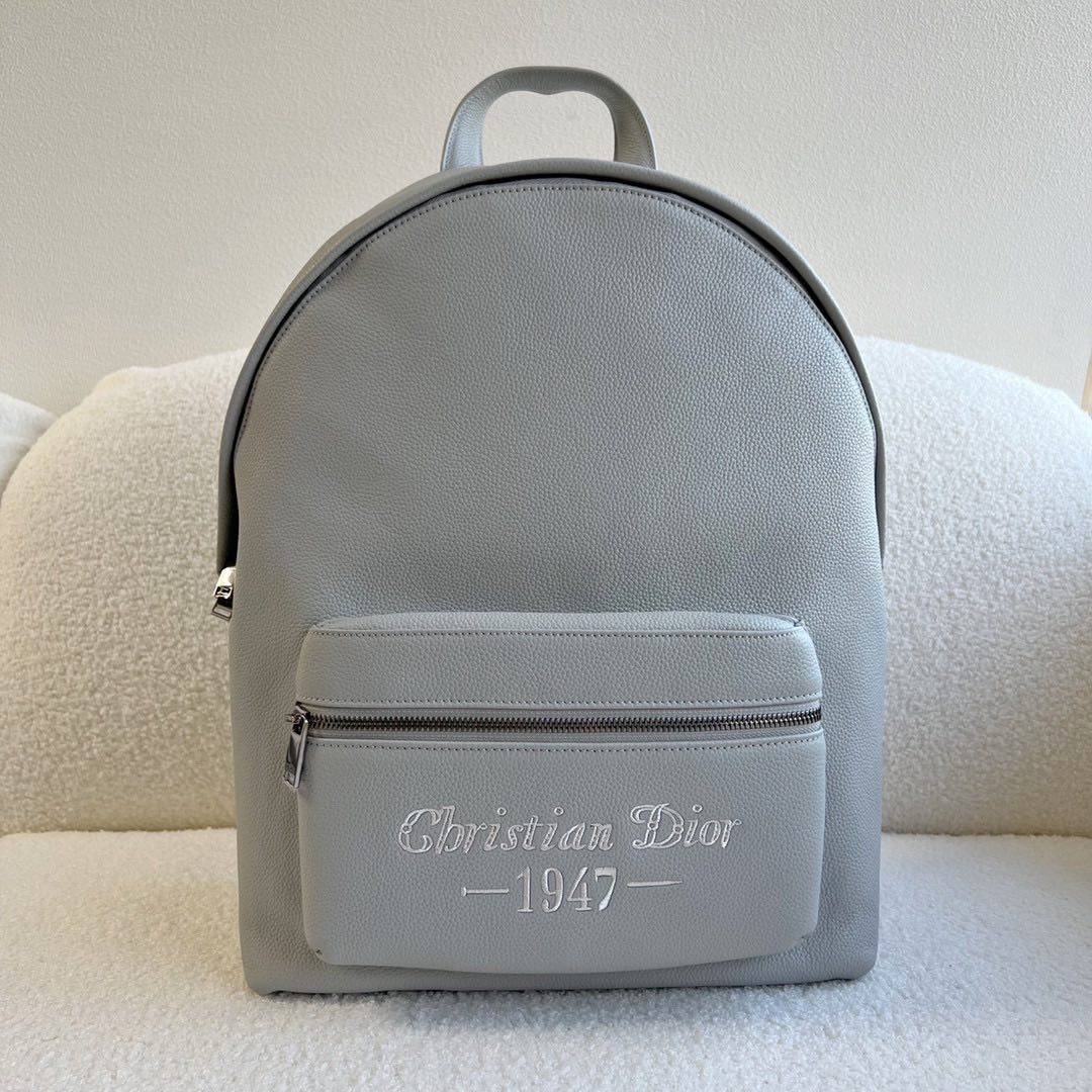 刺绣“Christian Dior 1947”标志 轮廓简约