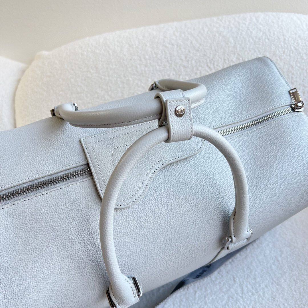 迪奥灰粒面牛皮革，正面饰以刺绣“Christian Dior