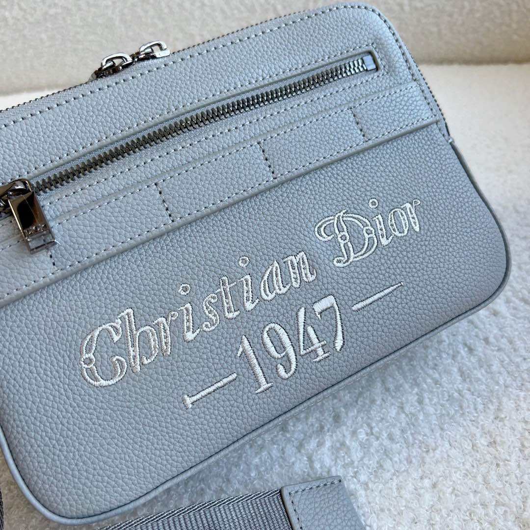 迪奥男包超酷 der！ 实用小巧，便于日常携带。采用灰粒面牛