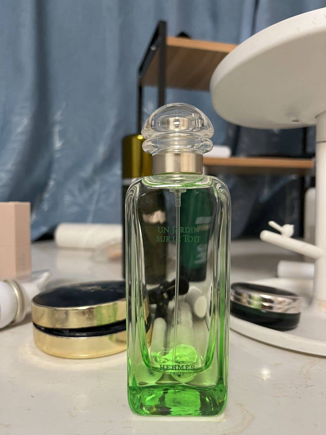 爱马仕屋顶花园以及祖玛珑蓝风铃 这两款都留香挺短的,挺淡的.