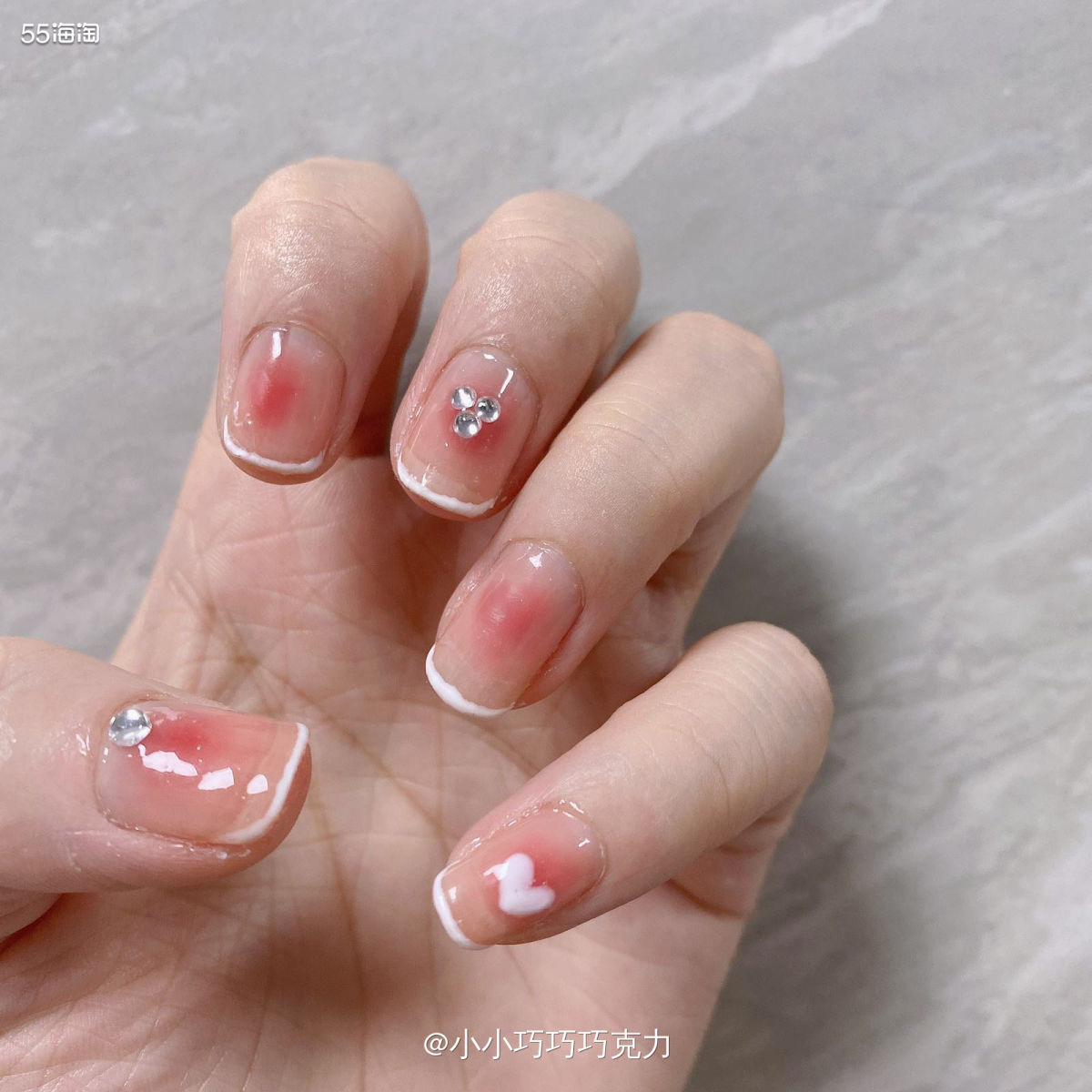 昨天逛社区刷到逃逃自己做美甲💅，想起来好久没做，也来折腾一