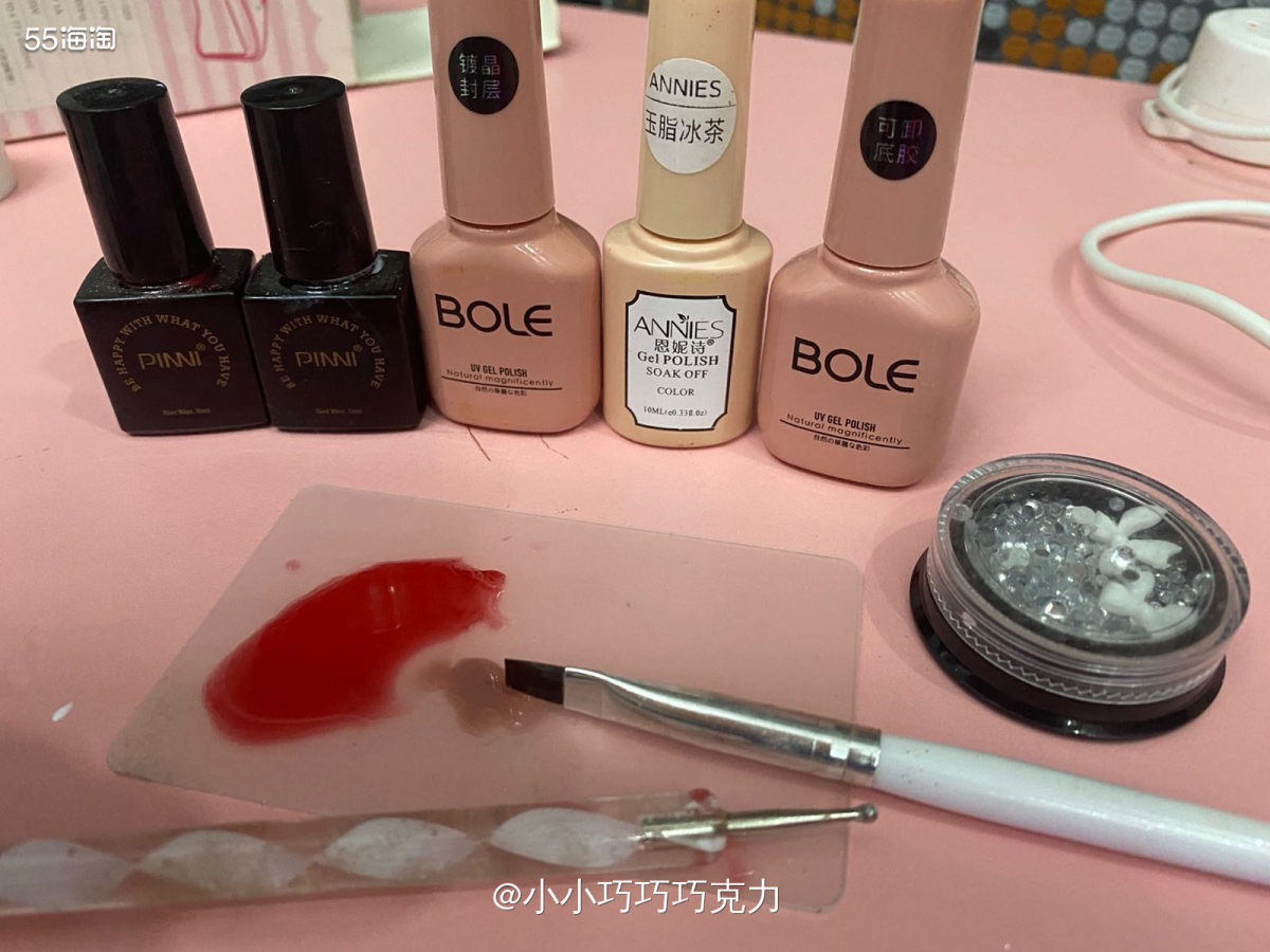 昨天逛社区刷到逃逃自己做美甲💅，想起来好久没做，也来折腾一