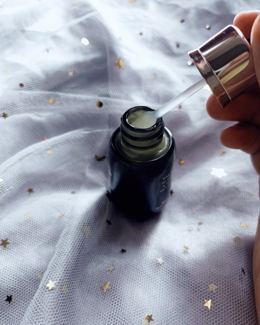 前段时间皮肤有点粗糙，好点以后开始用了点维A的产品，果然皮肤
