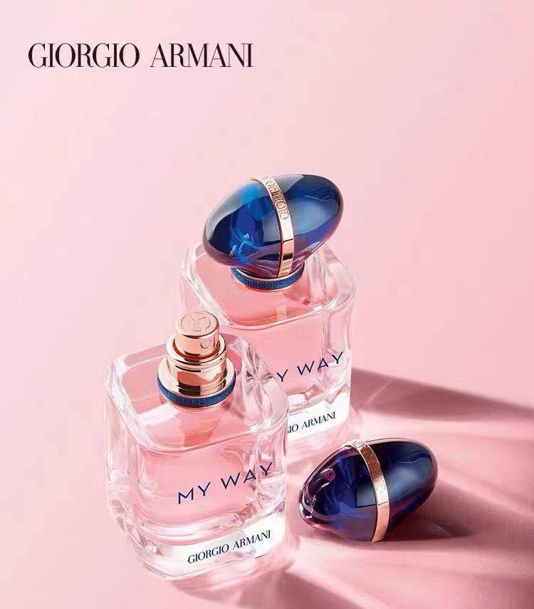 好久以前买过一小瓶的阿玛尼的自我无界，试了以后发现还不错，香