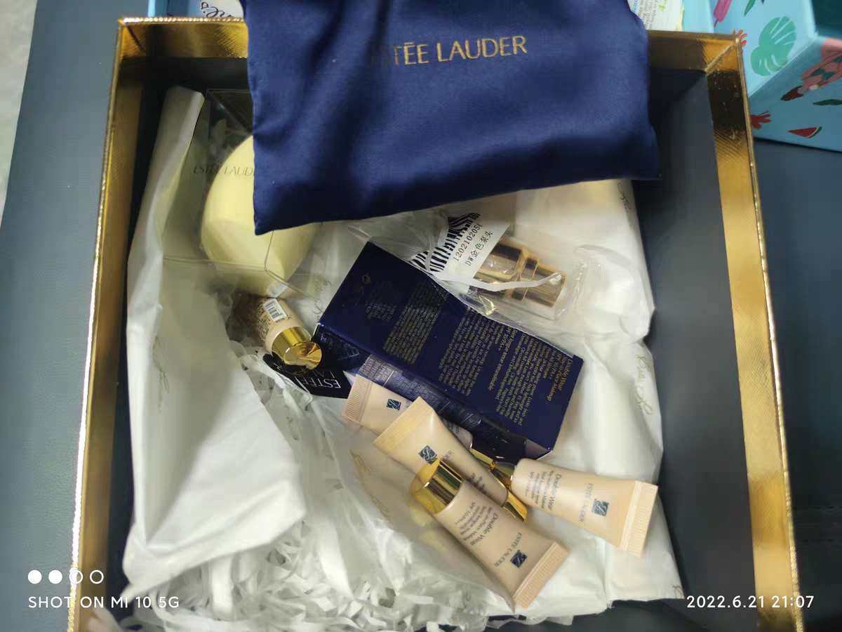几个大品牌之间我选择雅诗兰黛粉底液，因为我是干皮，朋友说沁水
