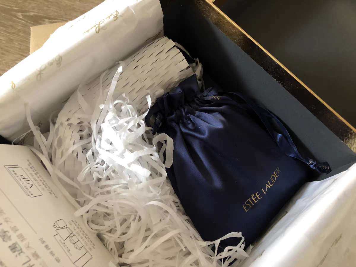 几个大品牌之间我选择雅诗兰黛粉底液，因为我是干皮，朋友说沁水