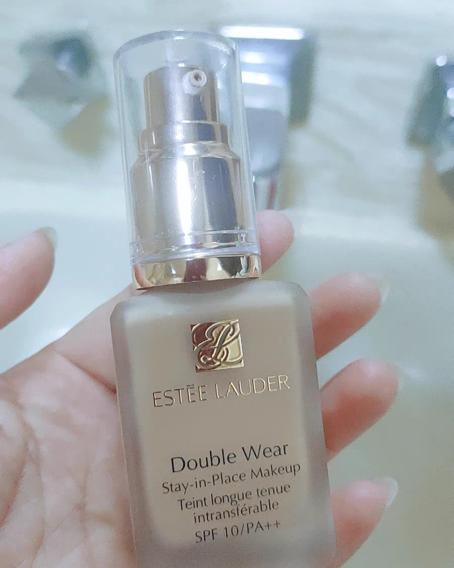 几个大品牌之间我选择雅诗兰黛粉底液，因为我是干皮，朋友说沁水