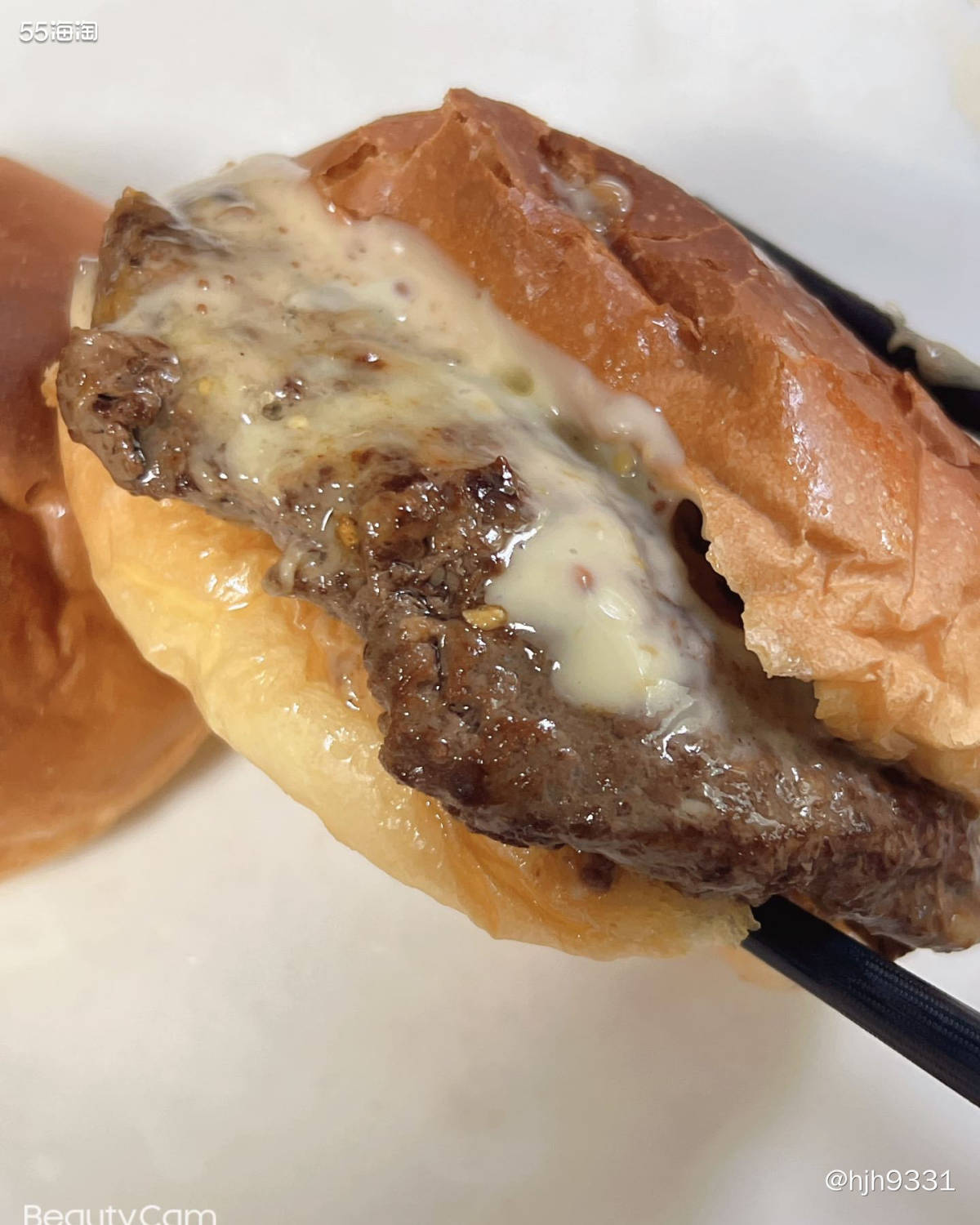 民以食为天！ 今天早上的早餐就是牛肉饼汉堡，当然牛肉饼和面包