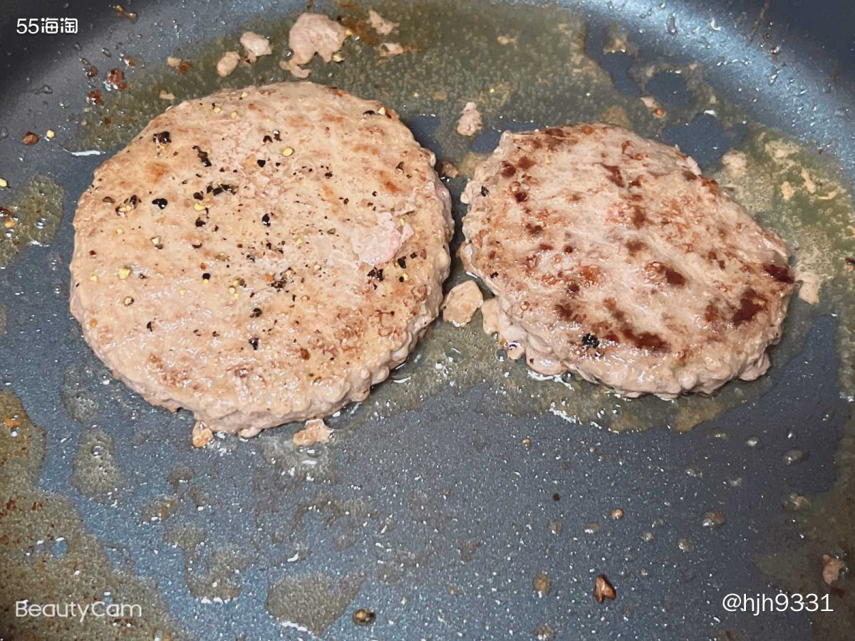 民以食为天！ 今天早上的早餐就是牛肉饼汉堡，当然牛肉饼和面包
