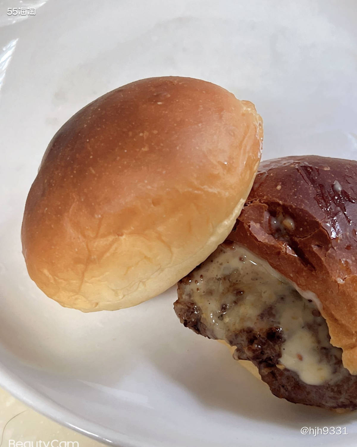 民以食为天！ 今天早上的早餐就是牛肉饼汉堡，当然牛肉饼和面包