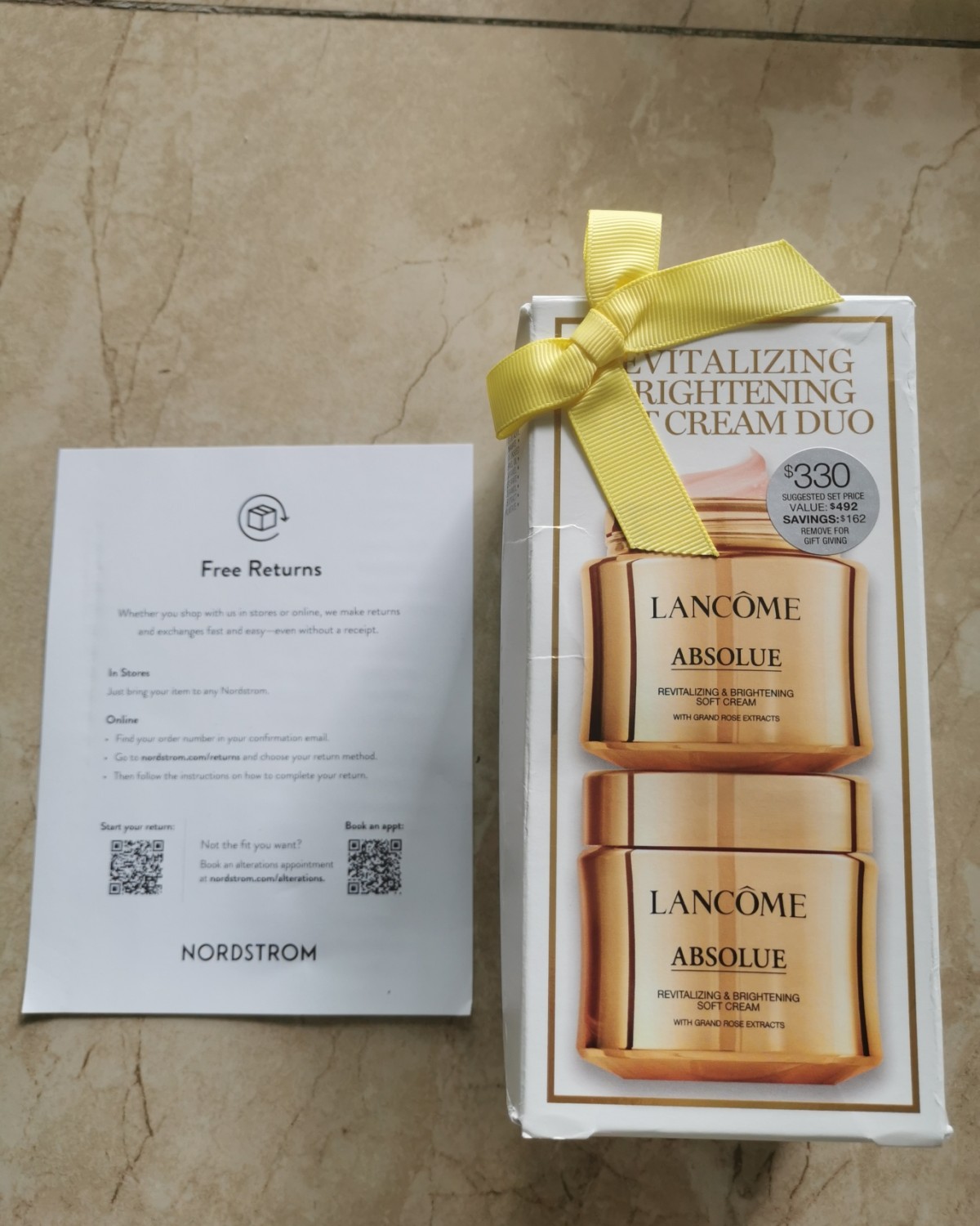 今早收到圆通丢在门口的包裹，打开一看有惊喜，原来是ND周年庆