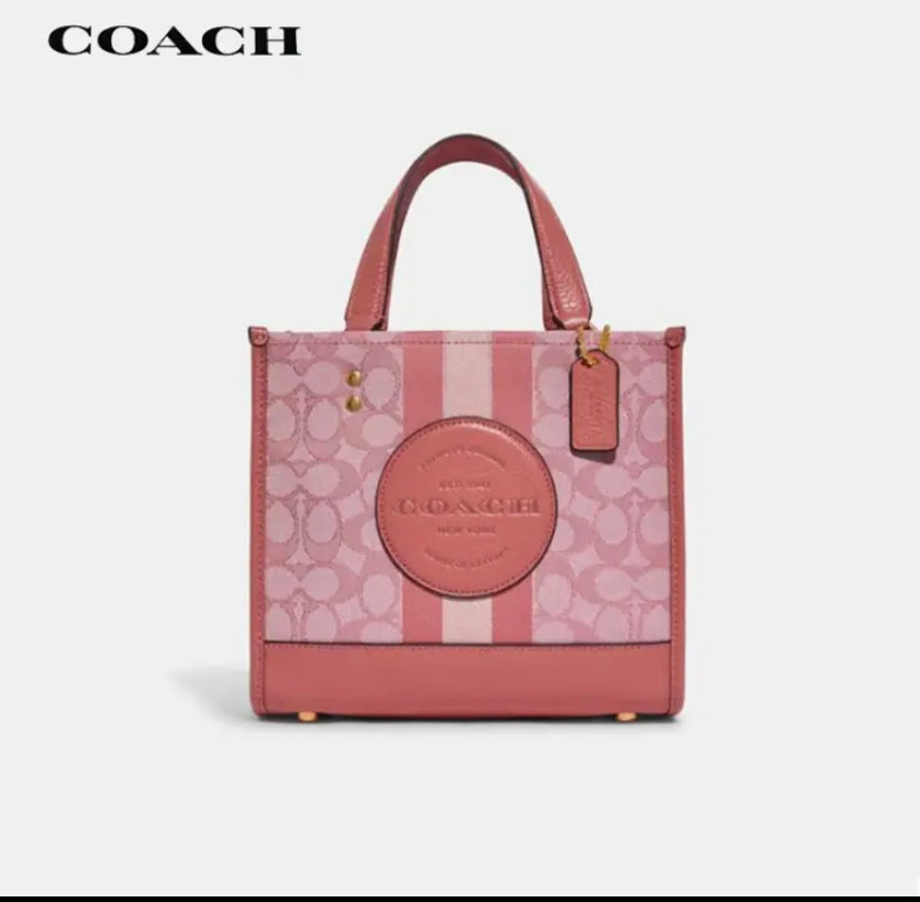 最近刷到了coach的这款托特包，一眼看中粉色，情人节到了让