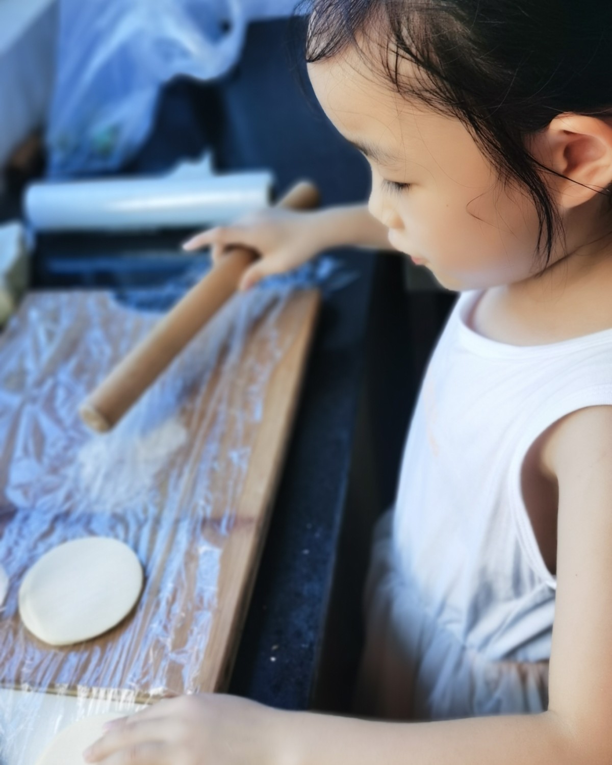 ✅闲来无事，娘俩包起来饺子，虽然说是第一次包饺子，但是还挺成