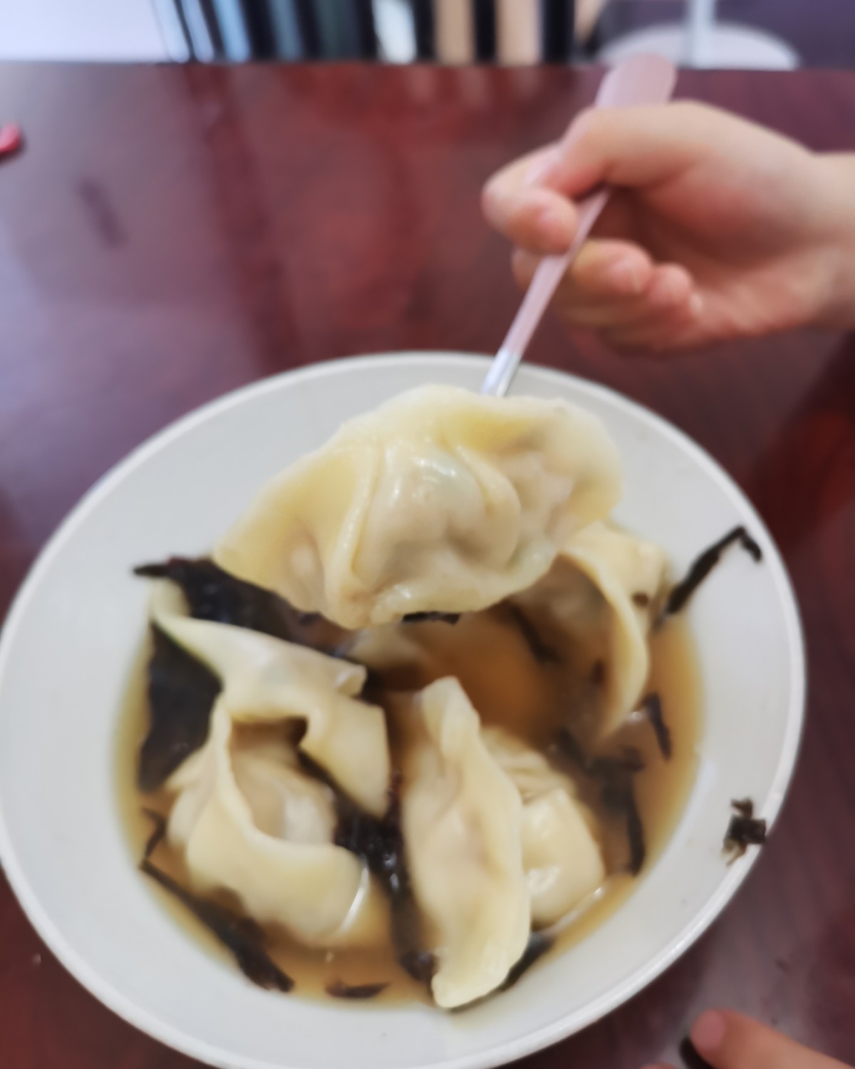 ✅闲来无事，娘俩包起来饺子，虽然说是第一次包饺子，但是还挺成