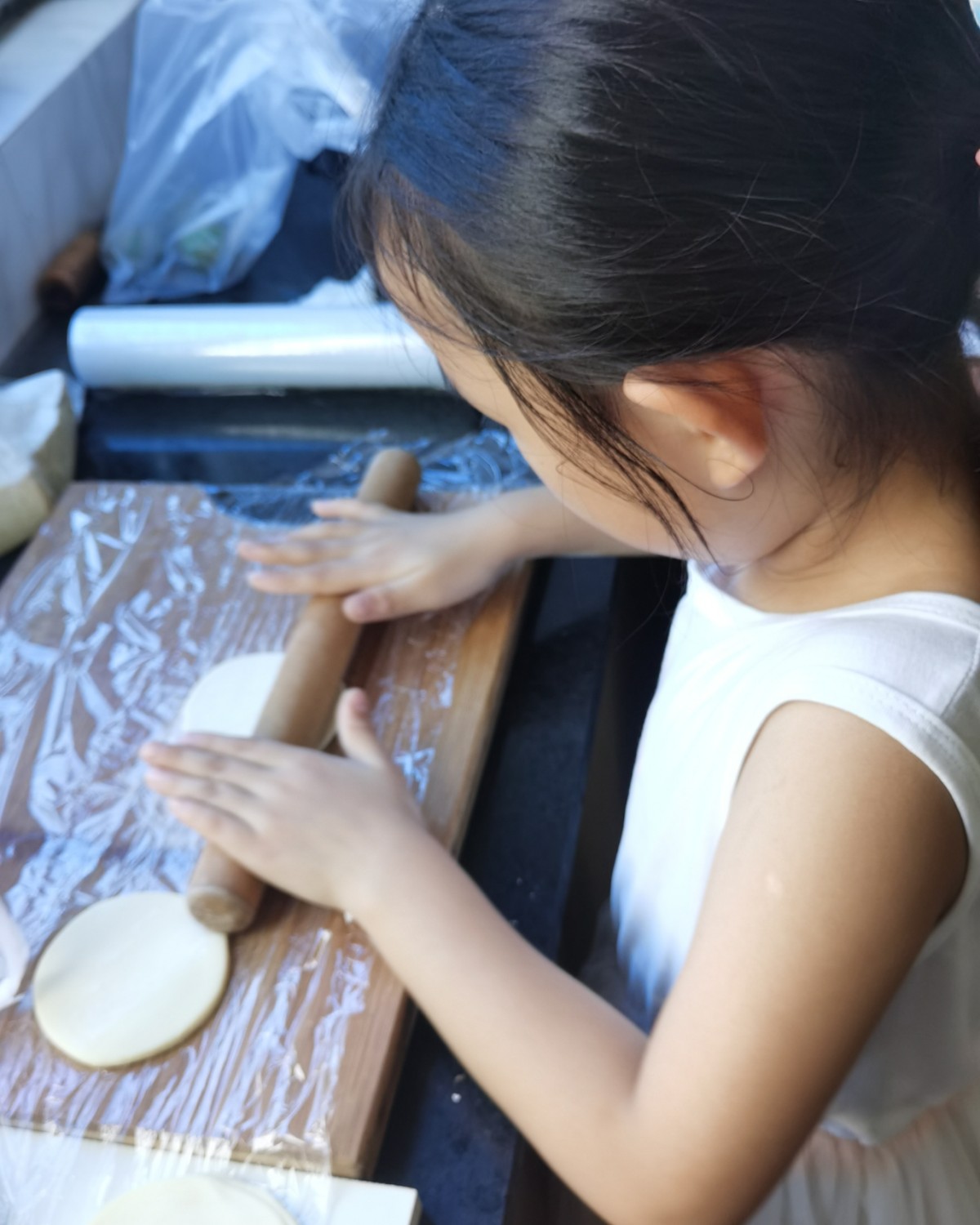 ✅闲来无事，娘俩包起来饺子，虽然说是第一次包饺子，但是还挺成