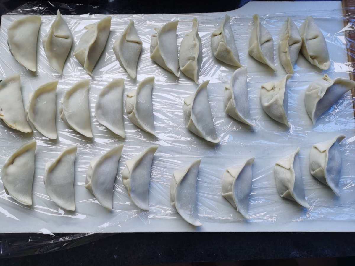 ✅闲来无事，娘俩包起来饺子，虽然说是第一次包饺子，但是还挺成