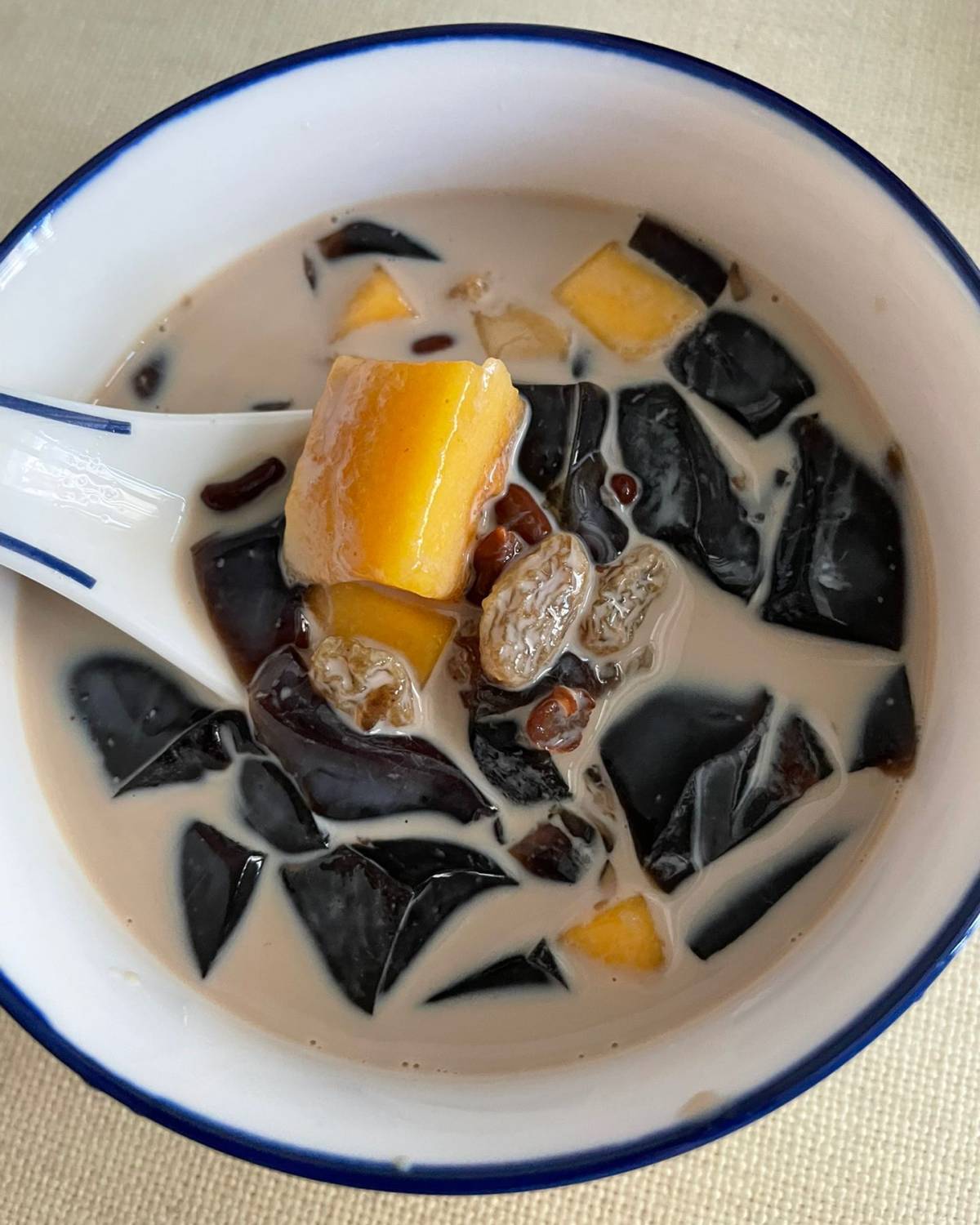 🌈仙草冻是我夏天最喜欢做的一道冷饮，一是因为方法简单；二是