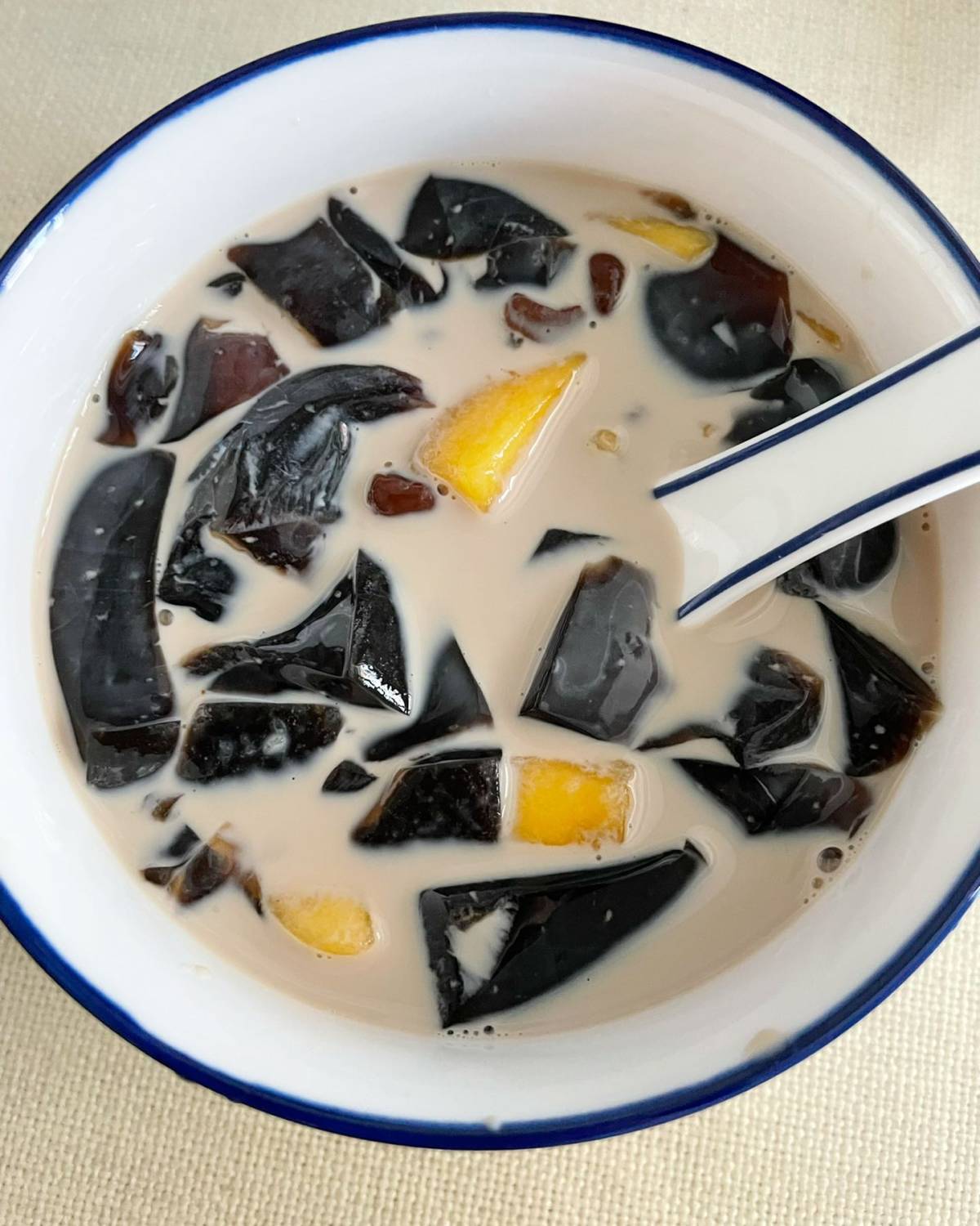 🌈仙草冻是我夏天最喜欢做的一道冷饮，一是因为方法简单；二是