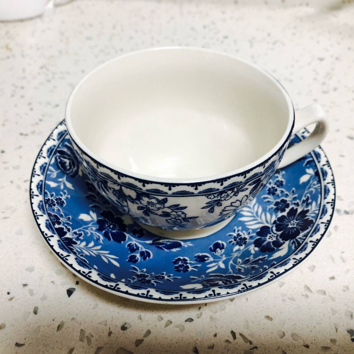 这套青花瓷的咖啡杯还挺喜欢的，和家里餐具盘子早餐碗汤盘凑一套