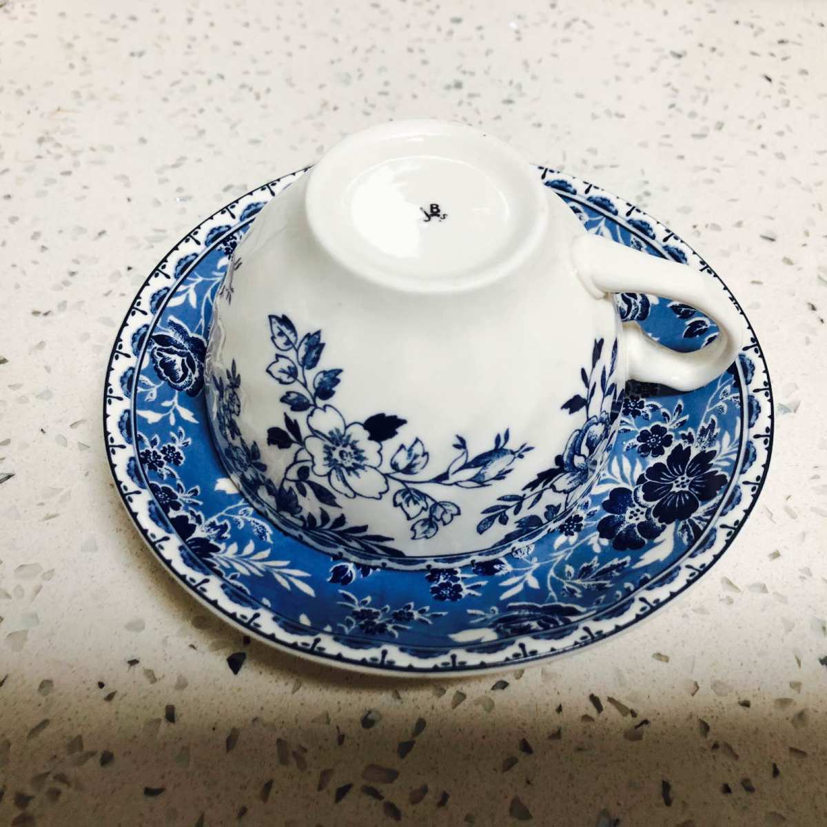 这套青花瓷的咖啡杯还挺喜欢的，和家里餐具盘子早餐碗汤盘凑一套