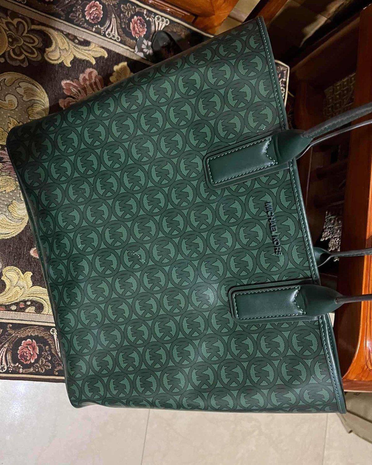 上次mk活动时候买的～ 买了绿色，后来折扣会员折上折又入了棕