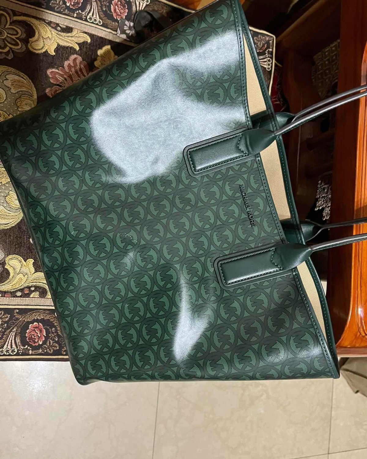 上次mk活动时候买的～ 买了绿色，后来折扣会员折上折又入了棕