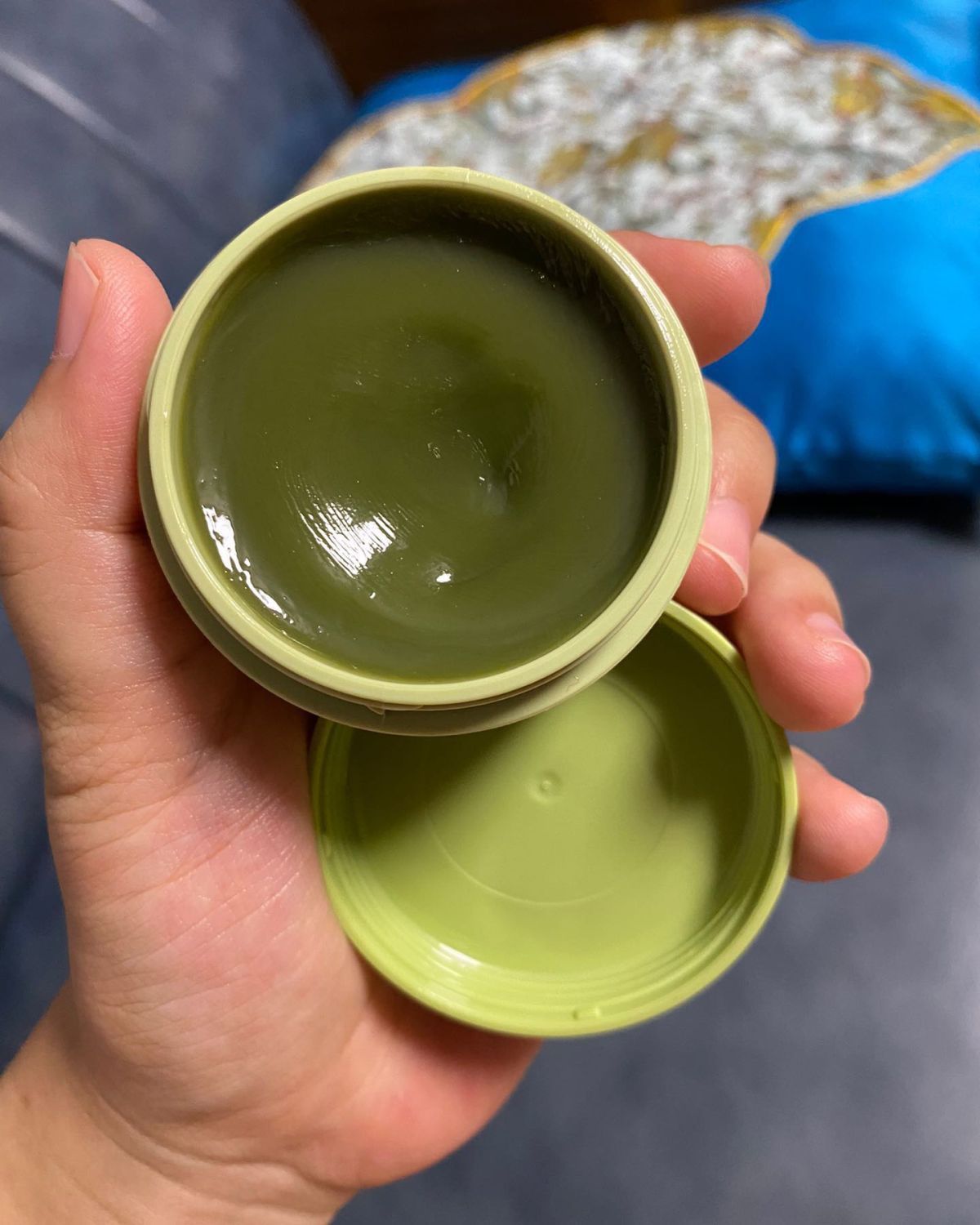 前一阵子娃姥爷心巨大，黄昏带着娃光着腿进草丛玩，回来之后惨不
