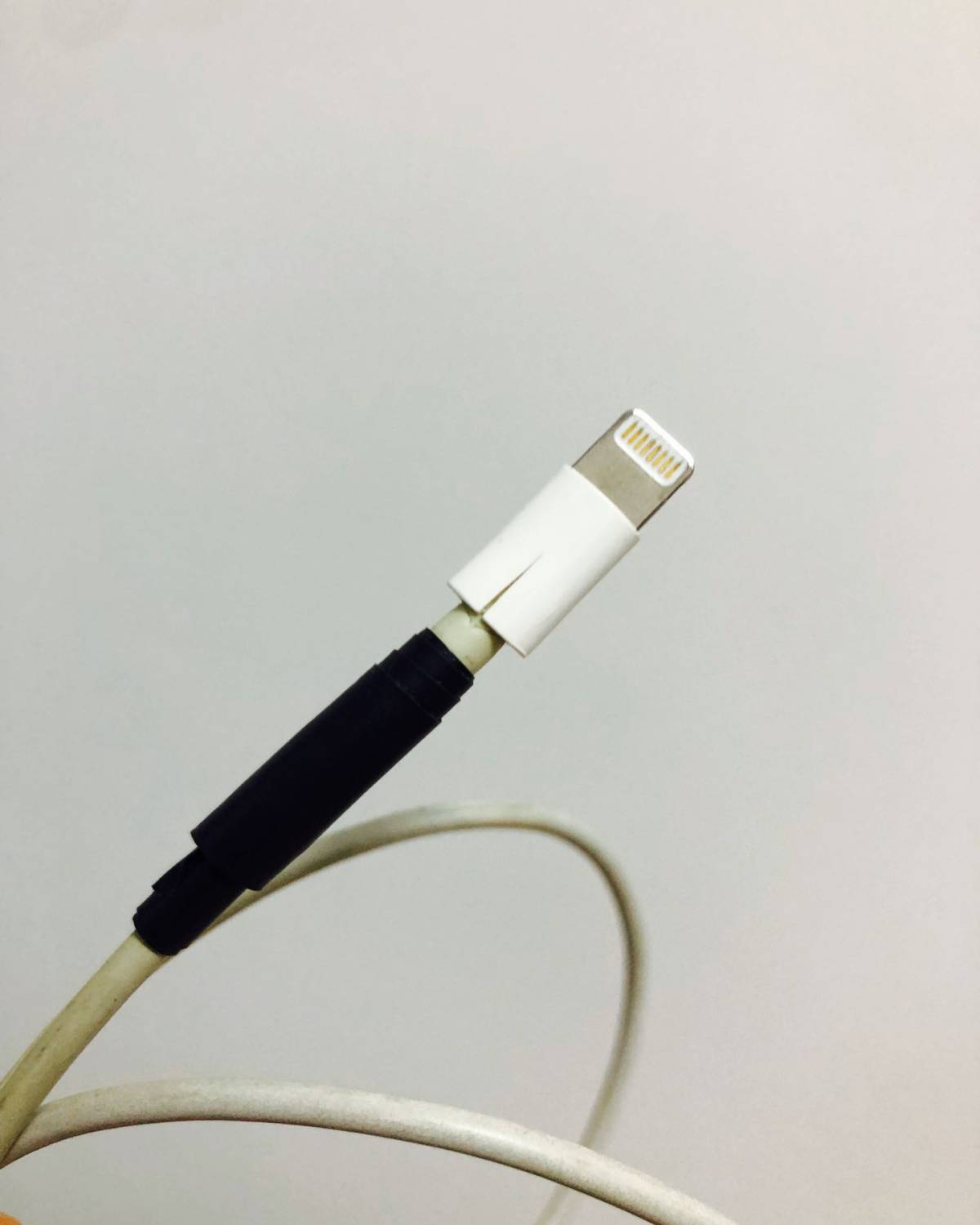 之前的用的充电线已经给裹的不像样😂，还有一点电线搭着上面，